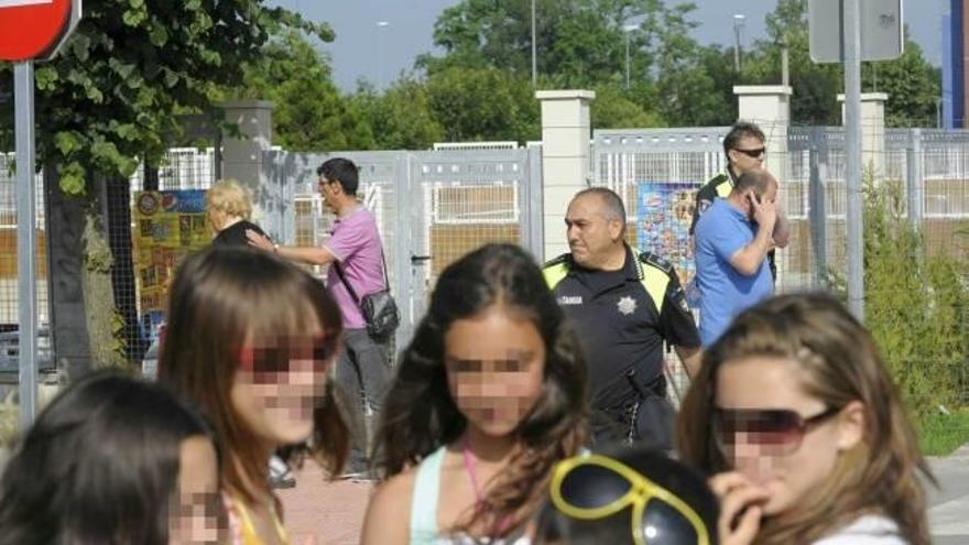 Varios padres acudieron a la instalación municipal para recoger a sus hijos tras conocer el luctuoso suceso.
