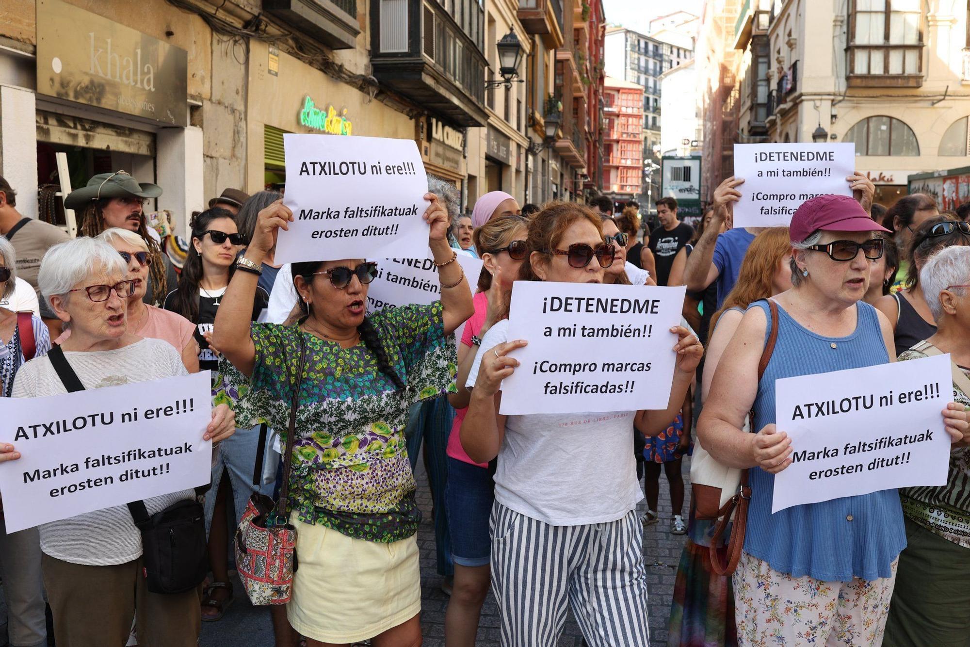 En imágenes: concentración de los manteros de Bilbao