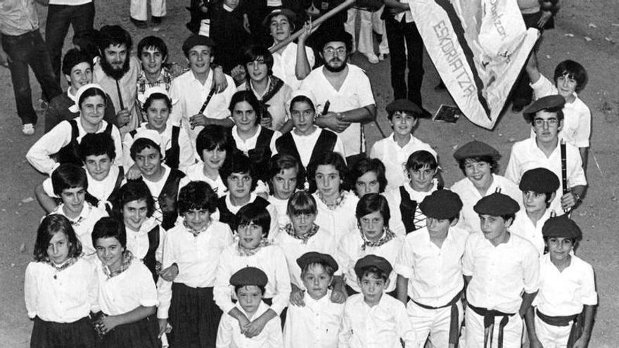 Dantzaris eskoriatzarras en la década de los 70 en Angiozar. / Eskoriatza iruditan.