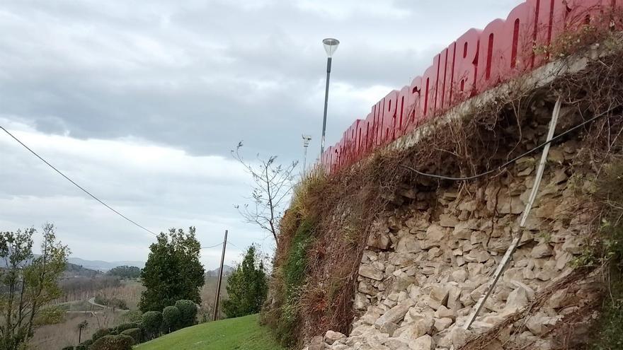 Cerrada parte del parque de la Huella en Artxanda por el desprendimiento de un tramo del muro