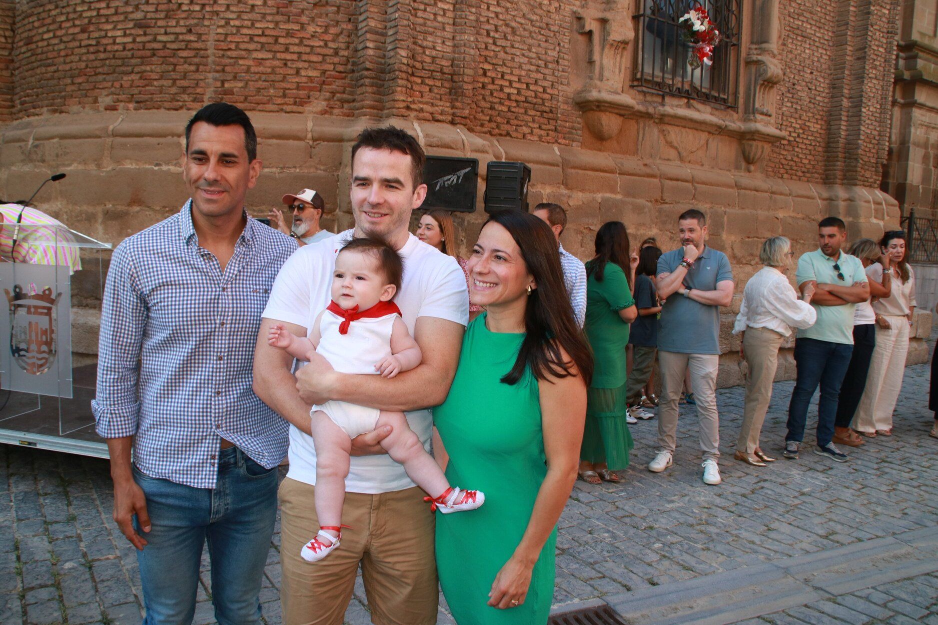 Fotos de la imposición del pañuelo de fiestas de Tudela a los nacidos en 2024