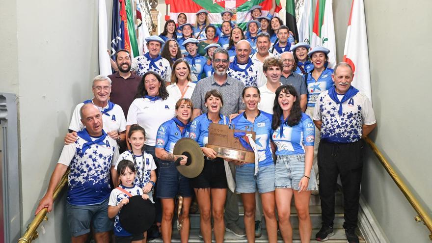 [Fotos] Donostia Arraun Lagunak exhibe sus banderas y la Liga Euskotren