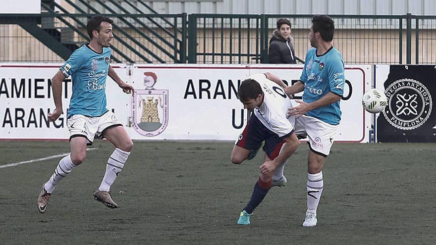 Laborda pelea un balón con dos defensas del Boiro en un partido anterior.