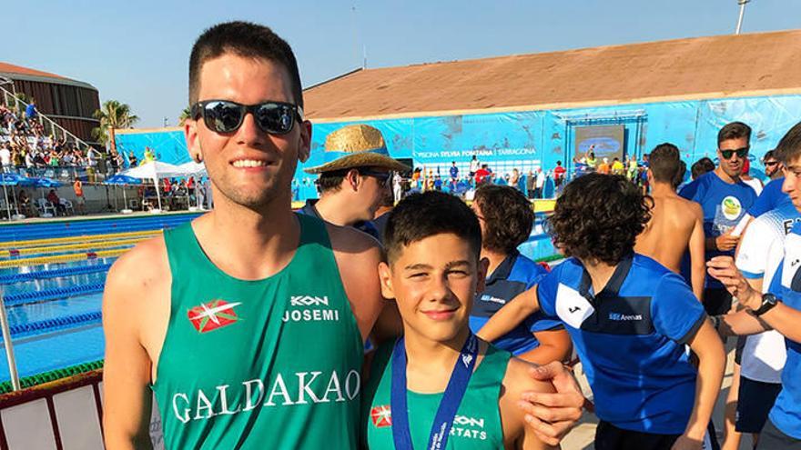 El nadador de Galdakao, junto a su entrenador Josemi Irazabal. Fotos: G. I. T.