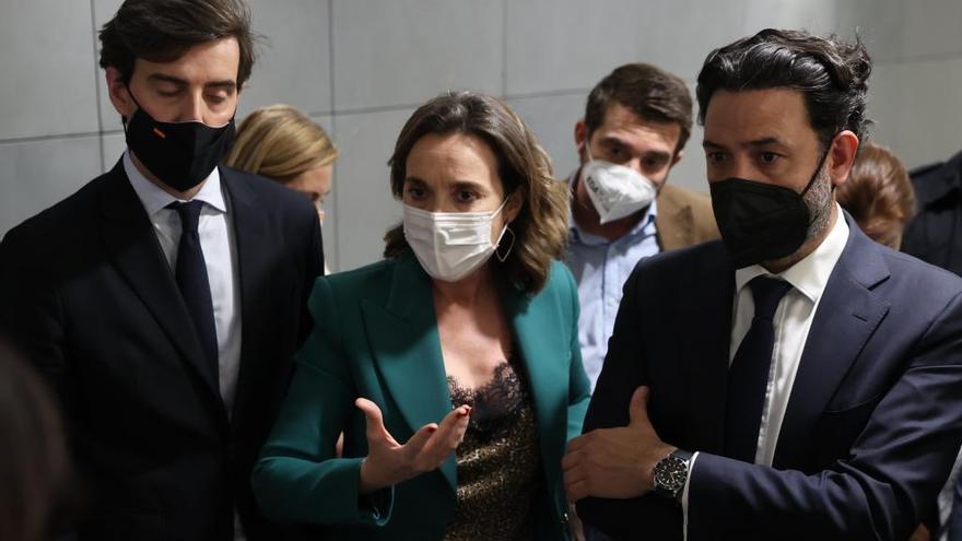 Dirigentes del PP atienden a los periodistas tras la votación.