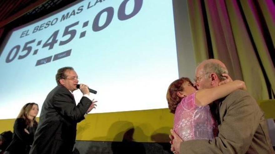 La pareja formada por Sara Cózar y Julián Ramos de 64 y 68 años respectivamente en el momento de ganar el concurso &quot;El beso más largo&quot;