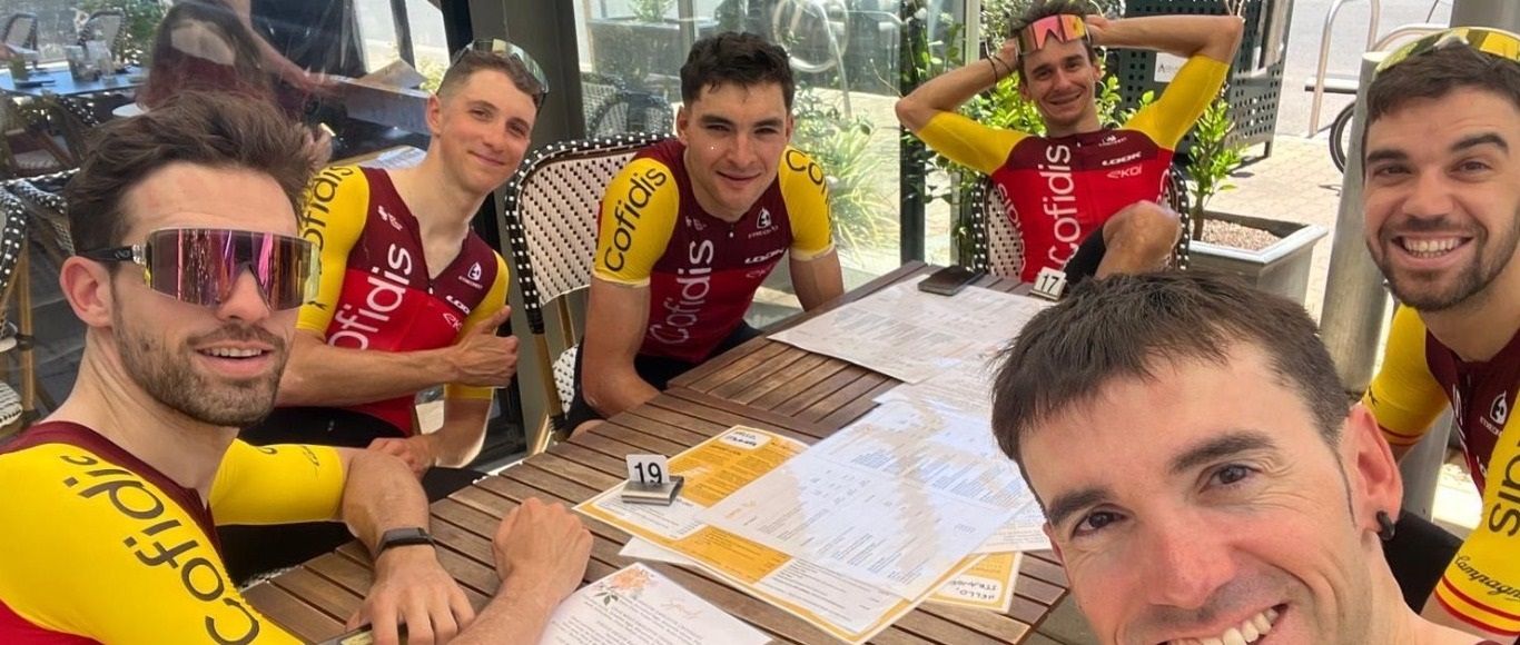 Ion Izagirre, en la parte inferior de la imagen, junto a sus compañeros de equipo en un entrenamiento previo al Tour Down Under, este pasado enero en Australia.