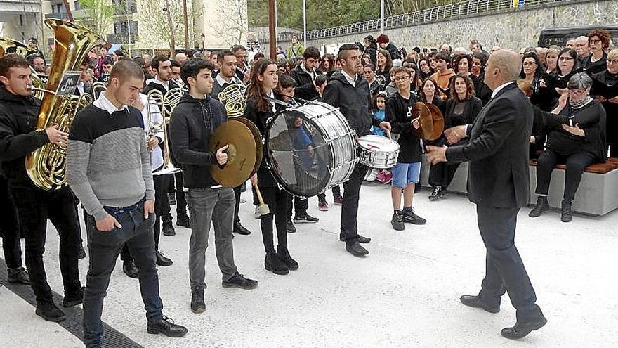 La banda y Goikobalu interpretan el himno de Arrasate Musikal.