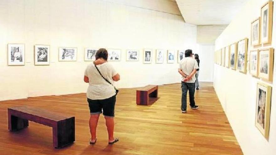 El comisario Pedro Usabiaga optó por presentar todas las obras en blanco y negro debido a las malas condiciones en que se encontraba gran parte del material.
