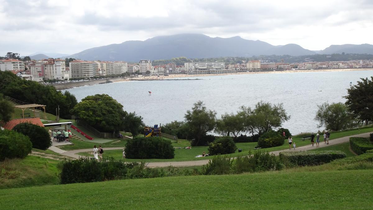 Vista de Donibane Lihizue y de la bahía desde la punta de Sainte Barbe.