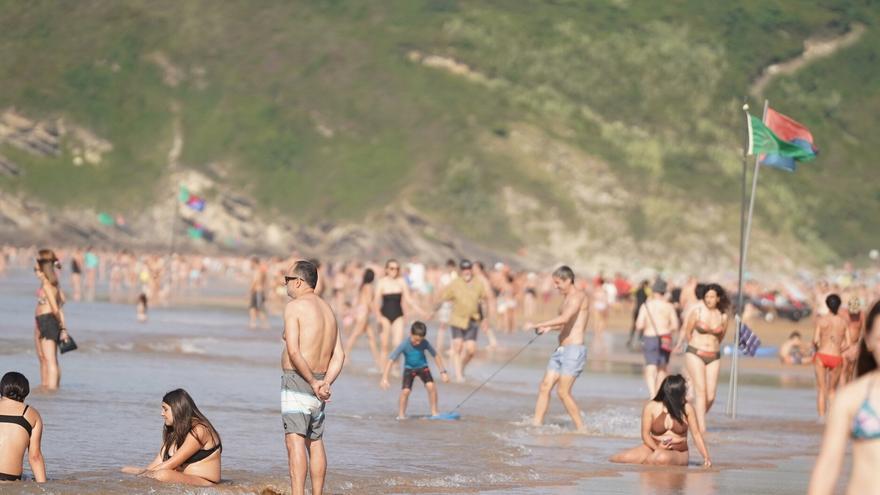 Bandera roja en Zarautz por las medusas