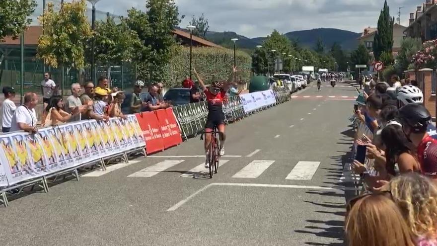 Llegada de la segunda etapa de la Vuelta a Pamplona femenina