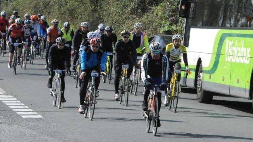 Unos 8.000 aficionados toman parte en la marcha cicloturista Bilbao-Bilbao