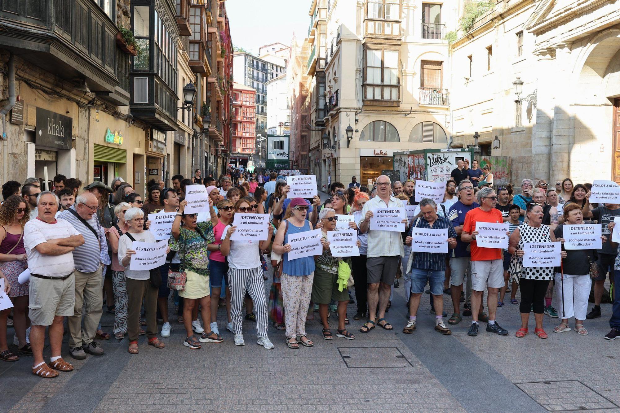 En imágenes: concentración de los manteros de Bilbao