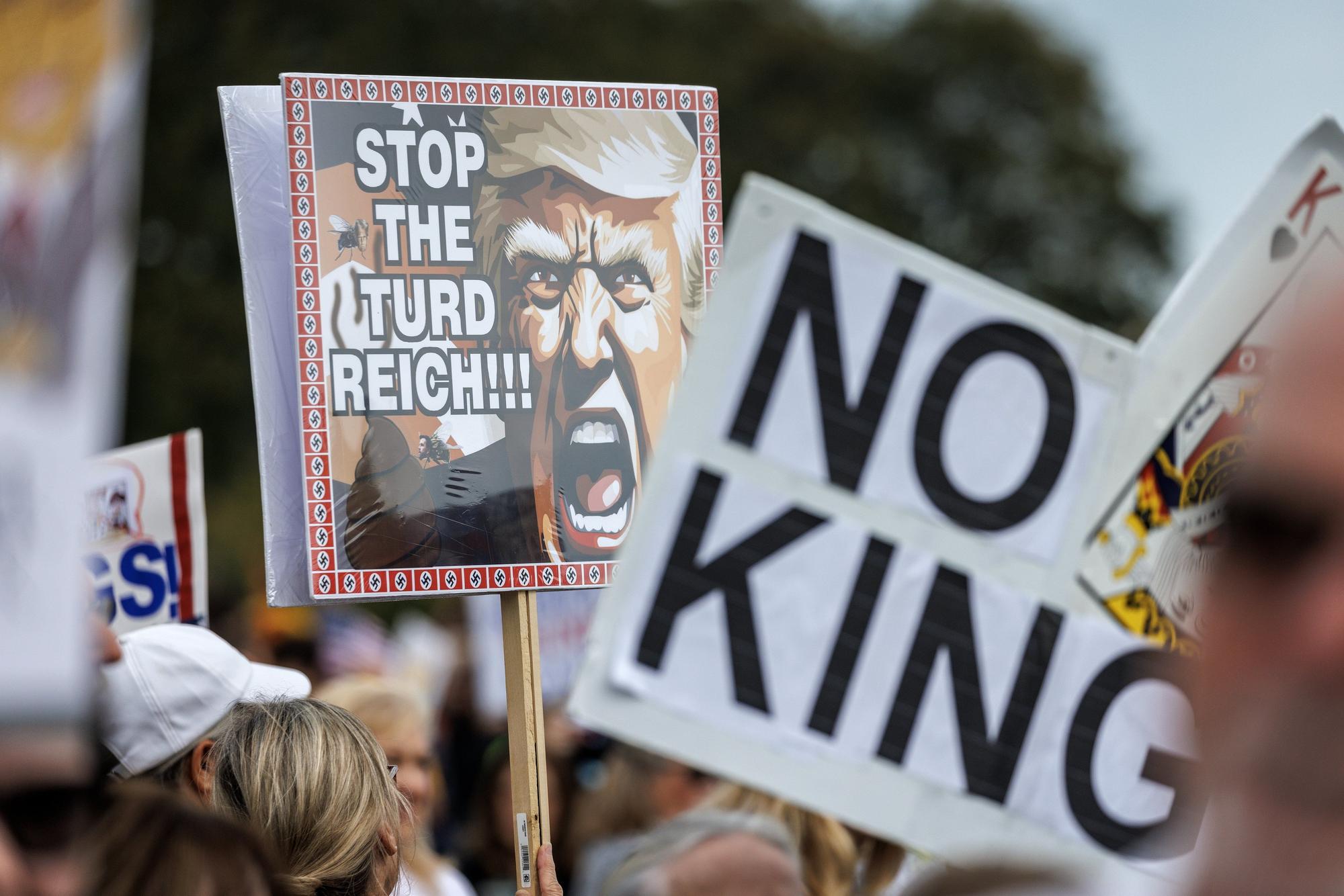 Miles de estadounidenses protestan contra Trump: "No queremos reyes"