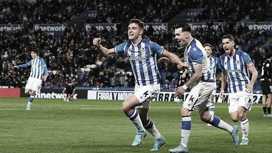 El delantero navarro, en pleno festejo tras marcar un gol con el Sanse en Anoeta.