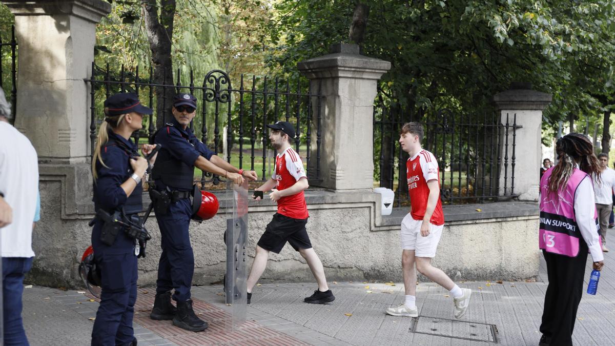 En imágenes: los aficionados del Arsenal y el Athletic calienta motores antes del primer partido de la Champions en San Mamés