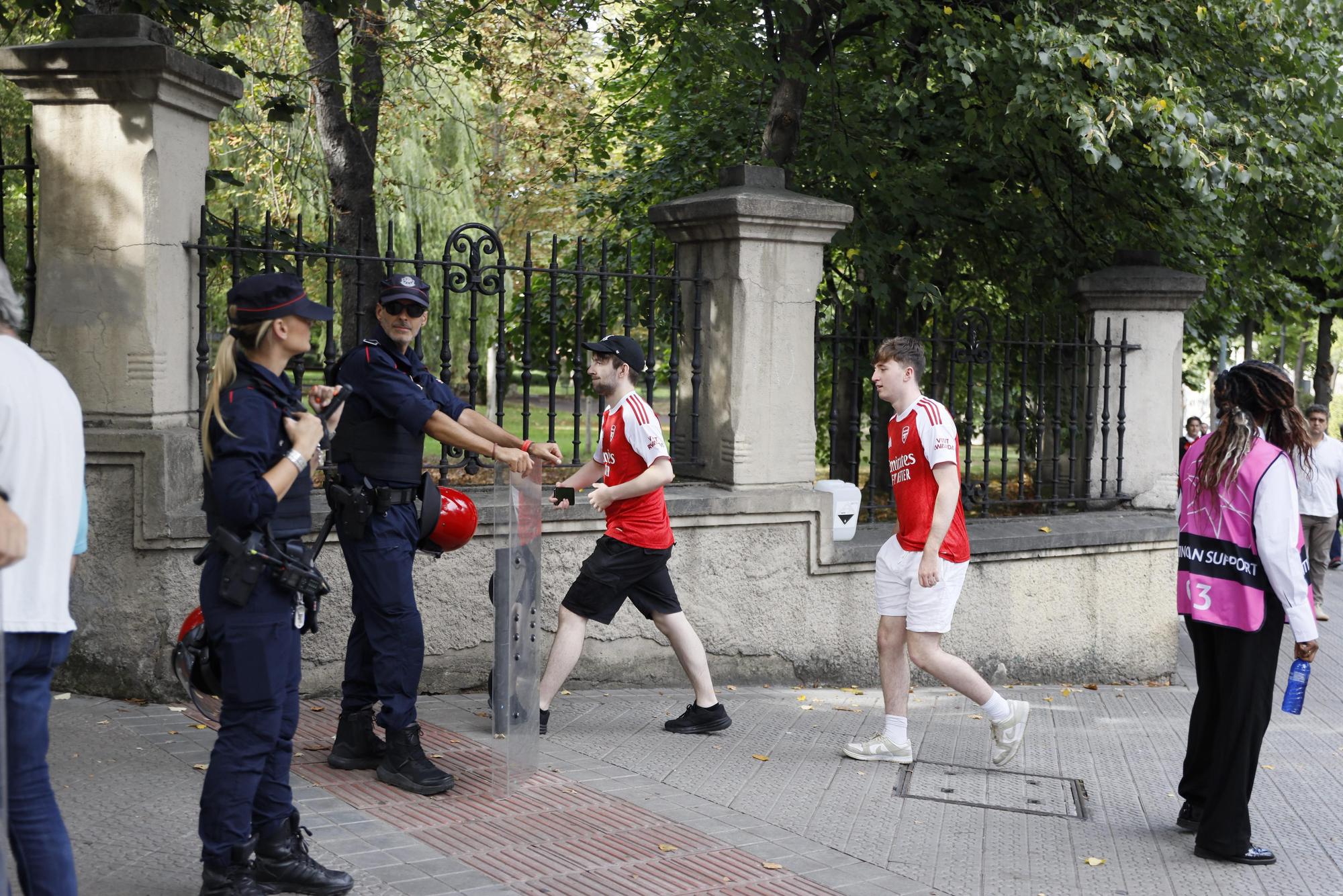 En imágenes: los aficionados del Arsenal y el Athletic calienta motores antes del primer partido de la Champions en San Mamés