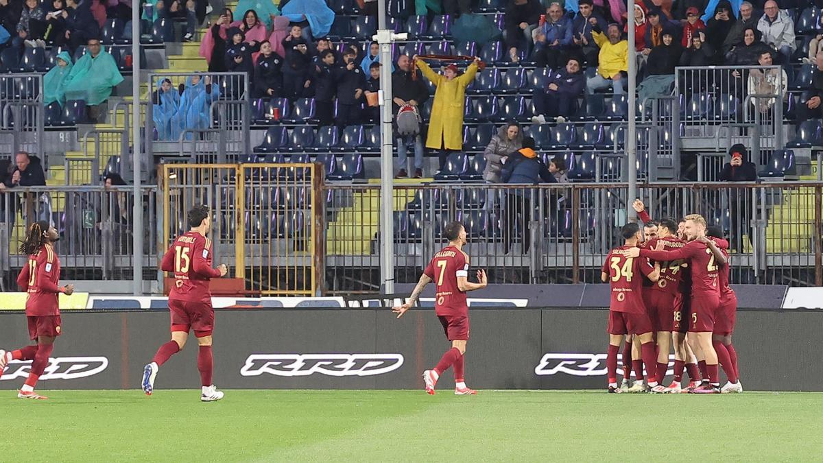 Los jugadores de la Roma celebran el gol de Matías Soulé al Empoli