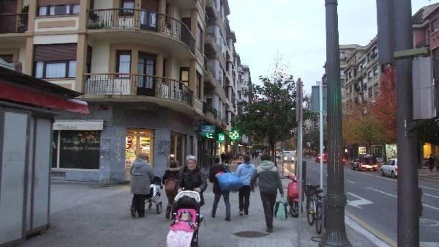 Ciudadanos circulando por el paseo Colón, una de las zonas con viviendas más caras en Irun.