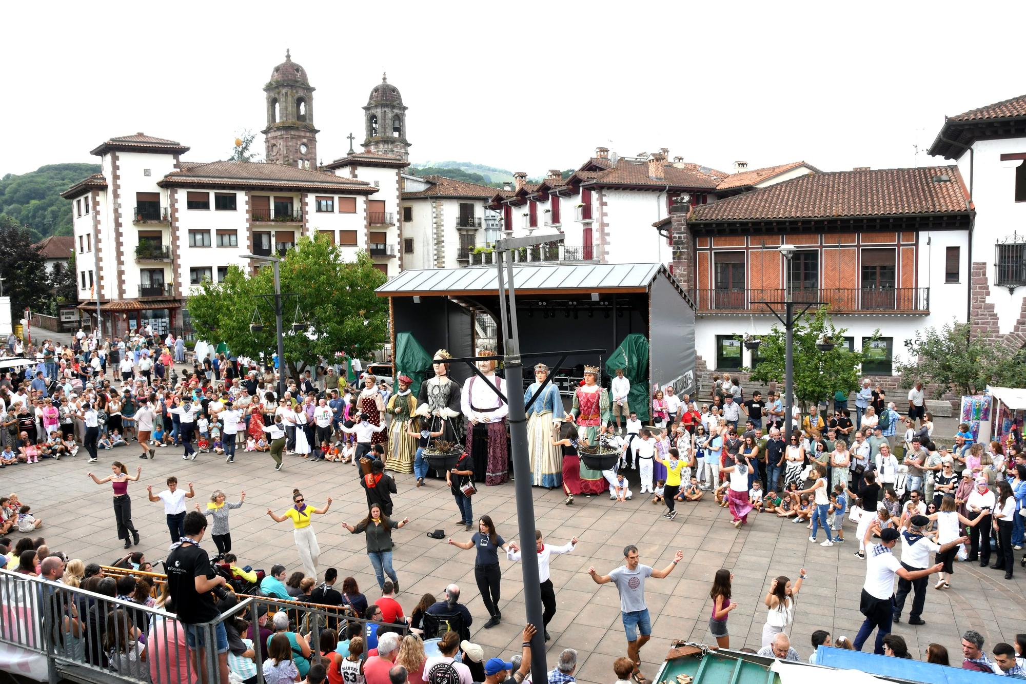 Elizondo celebra su día grande con bailes de gigantes y mutildantzak