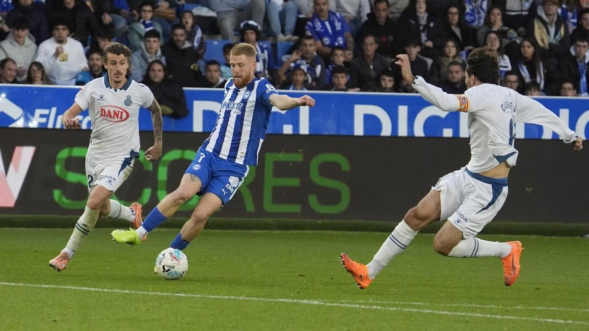 Carlos Vicente amenaza a la defensa perica en el último duelo liguero.