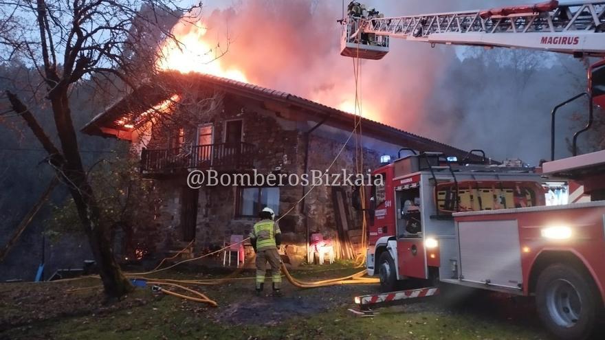 Una vivienda arde en llamas en Busturia