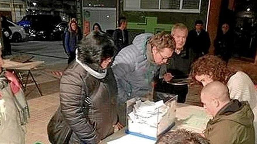 Representantes municipales y vecinos una vez cerrado el periodo de votación el sábado.