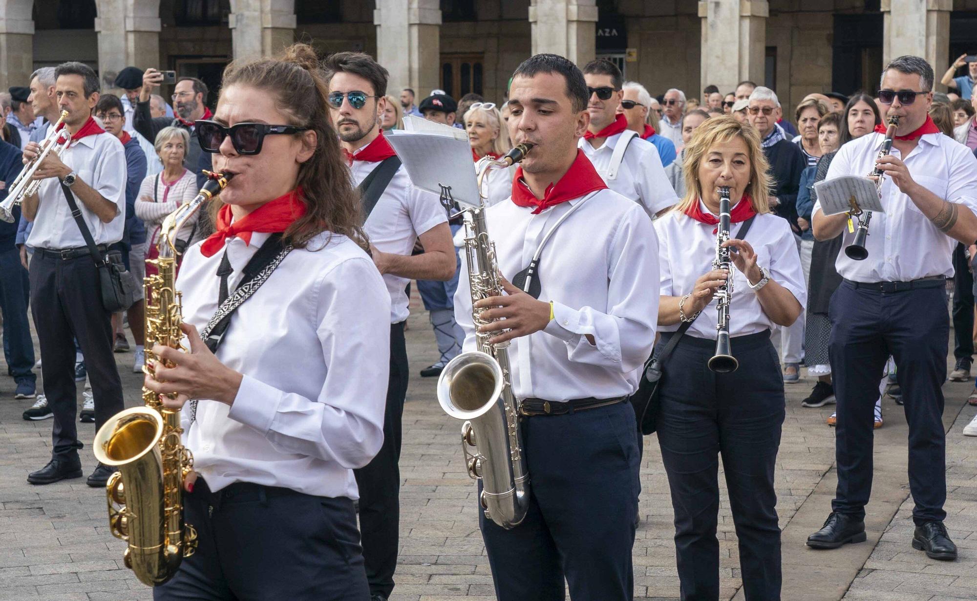 En imágenes: Las dianas llaman a la fiesta en la Plaza Nueva