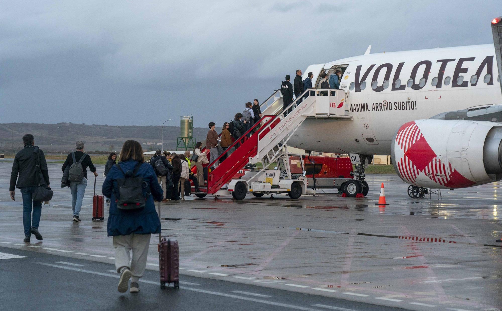 En imágenes: Foronda estrena los vuelos regulares a Barcelona y Madrid