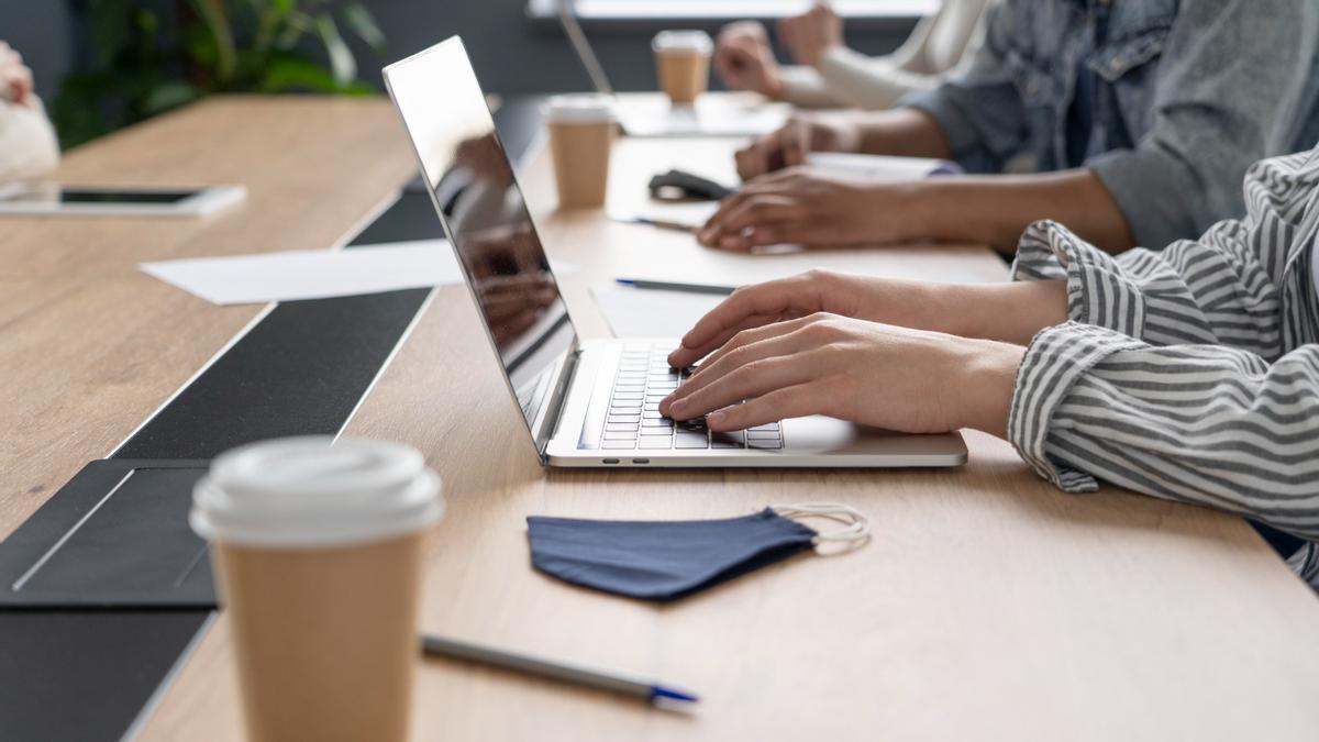 Personas trabajan en la oficina