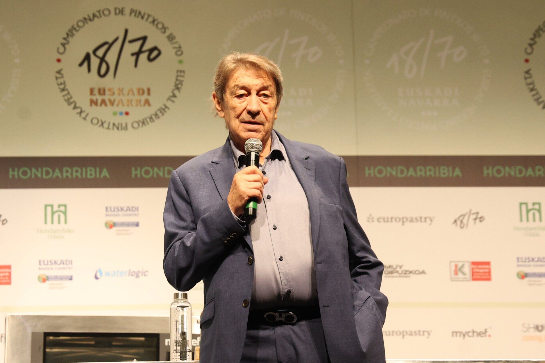 Luis Cepeda, escritor y periodista, fue galardonado con el Premio de Honor de la Asociación de Hostelería de Hondarribia