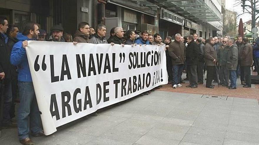 Trabajadores del astillero La Naval de Sestao durante la concentración esta mañana ante la sede del Gobierno Vasco en Bilbao