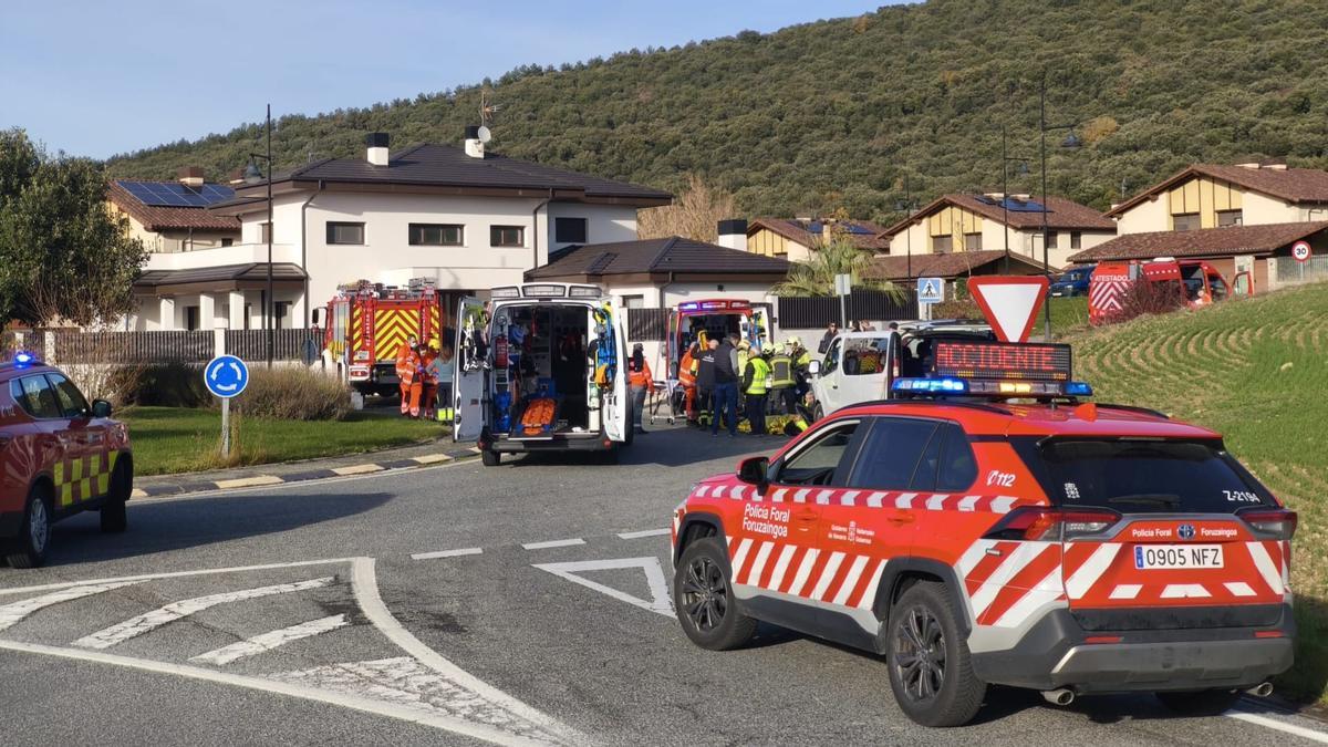 Agentes de Policía Foral, bomberos y asistencias sanitarias, en el lugar del siniestro a la entrada de Berriosuso.