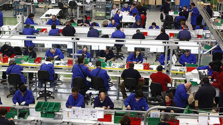 Empleados de Gureak en uno de los talleres.