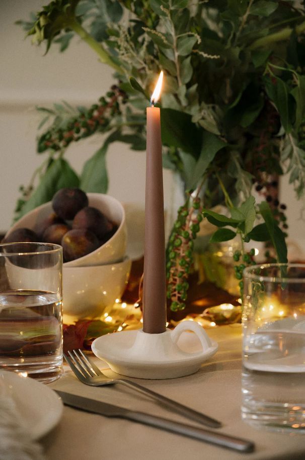 Las velas son las encargadas de poner un toque cálido en la mesa.