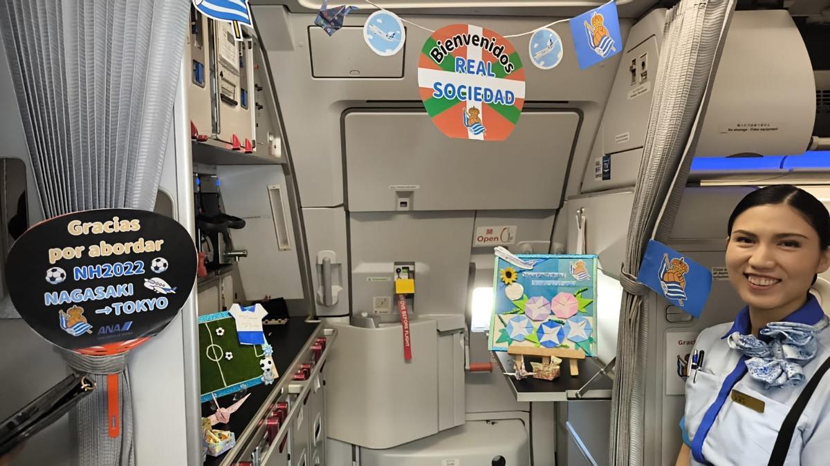 Una azafata de la aerolínea ANA, que ha llevado a la Real Sociedad desde Nagasaki hasta Tokio