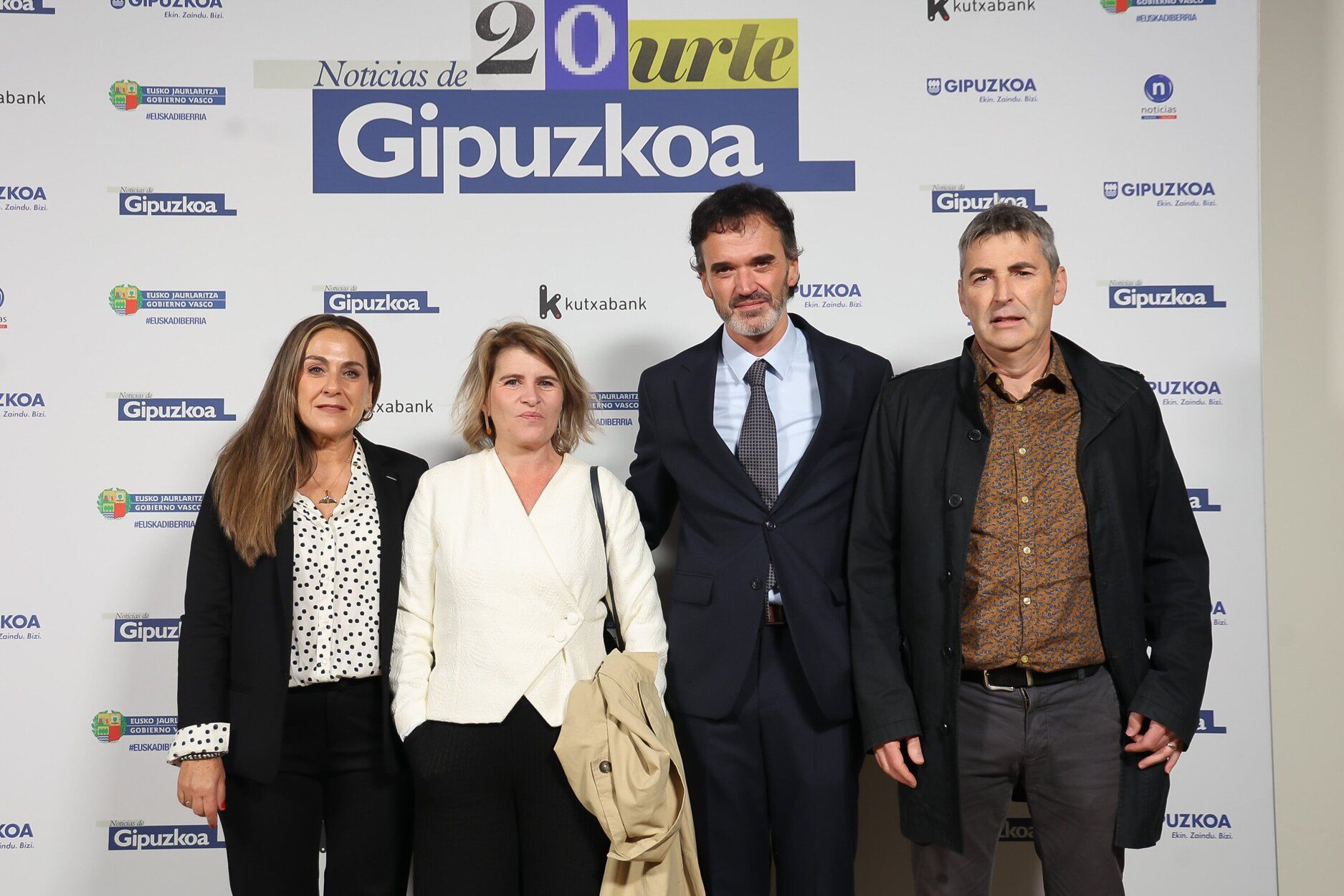 Isabel de Lope y Xabier del Valle con Elene Barandiaran y José Luis Aizpuru (Berria)