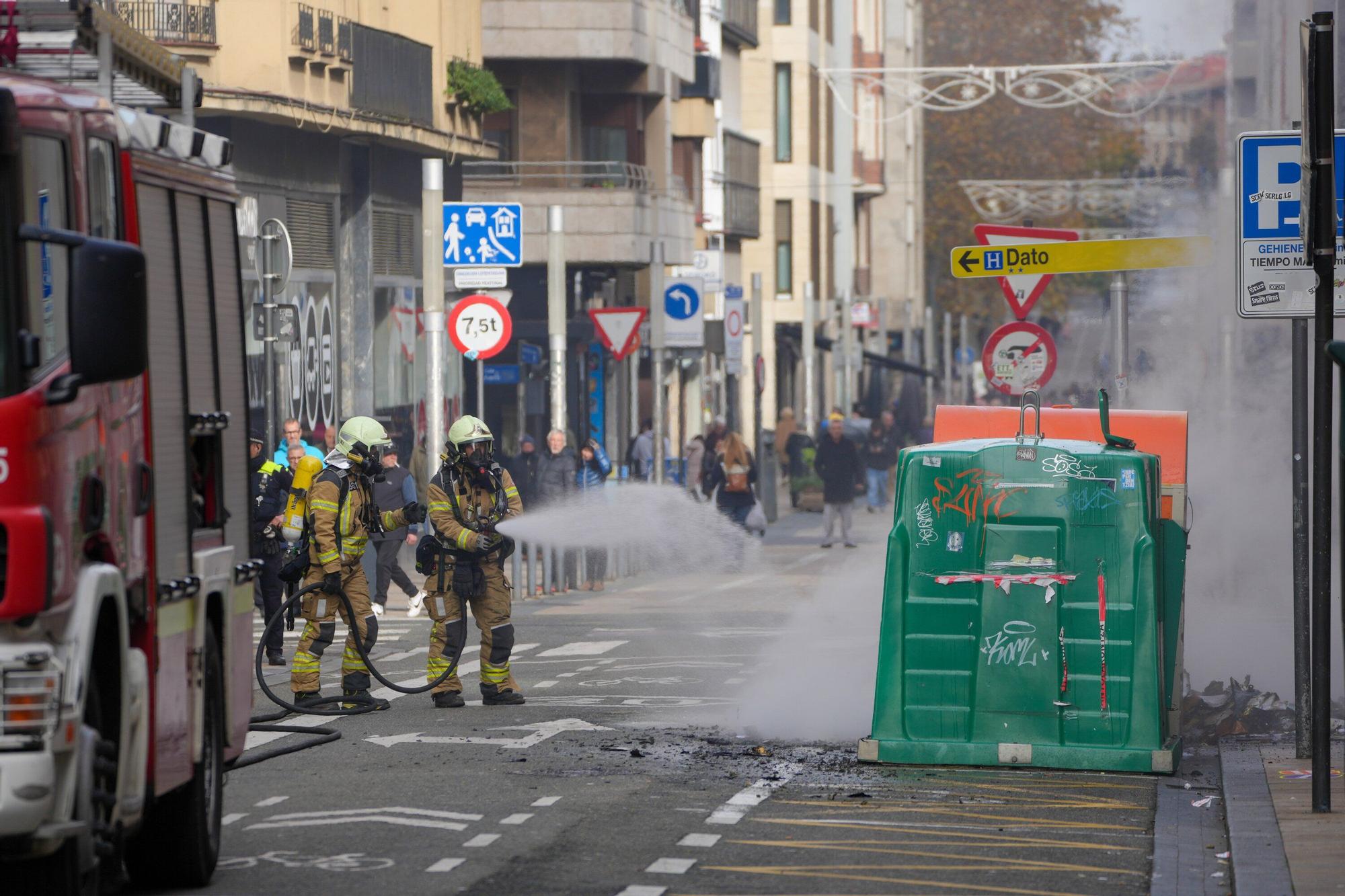 En imágenes: Arde un contenedor en Fueros a plena luz del día