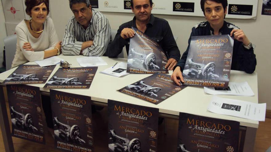 Elena Etxalar, Carlos Garagarza, José Flamarique y Loreto San Martín, de la asociación de comerciantes.