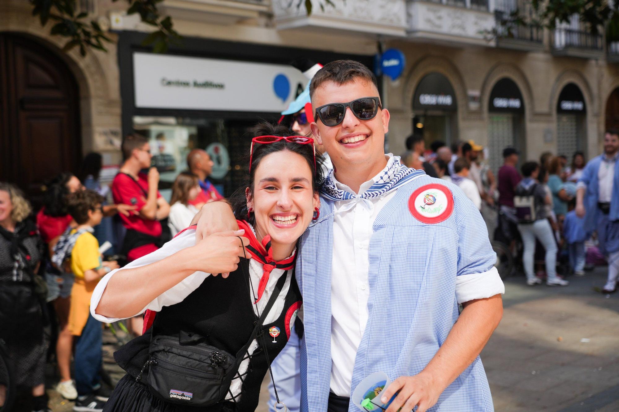En imágenes: Blusas y neskas desfilan en el primer paseíllo