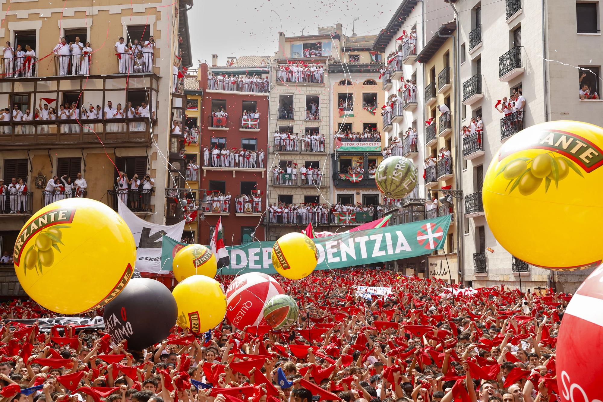 Fotos del  Chupinazo de San Fermín 2025 en Pamplona: ¡La fiesta más internacional se enciende con un grito solidario por Palestina!