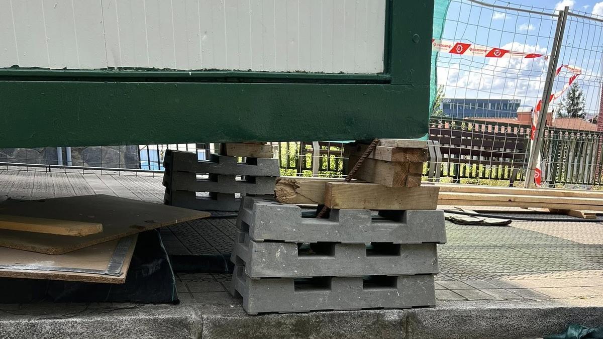 Algunas casetas han sido &#039;calzadas&#039; con bloques de hormigón y maderas