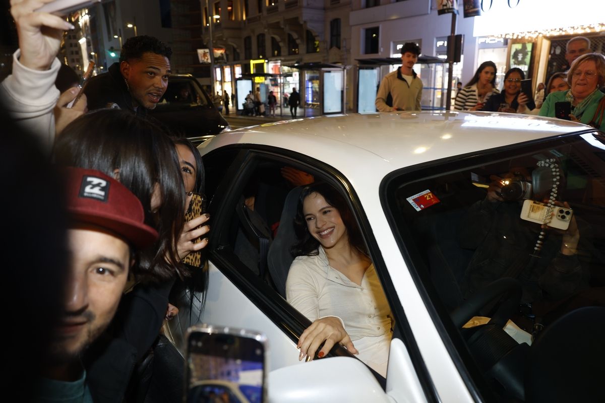 Rosalía presenta su disco en las pantallas de Callao y desaparece entre miles de fans