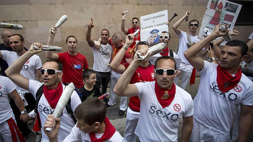 Decenas de agentes de Pamplona escenifican un encierro para protestar por la situación &quot;insostenible&quot; que atraviesa este cuerpo policial.