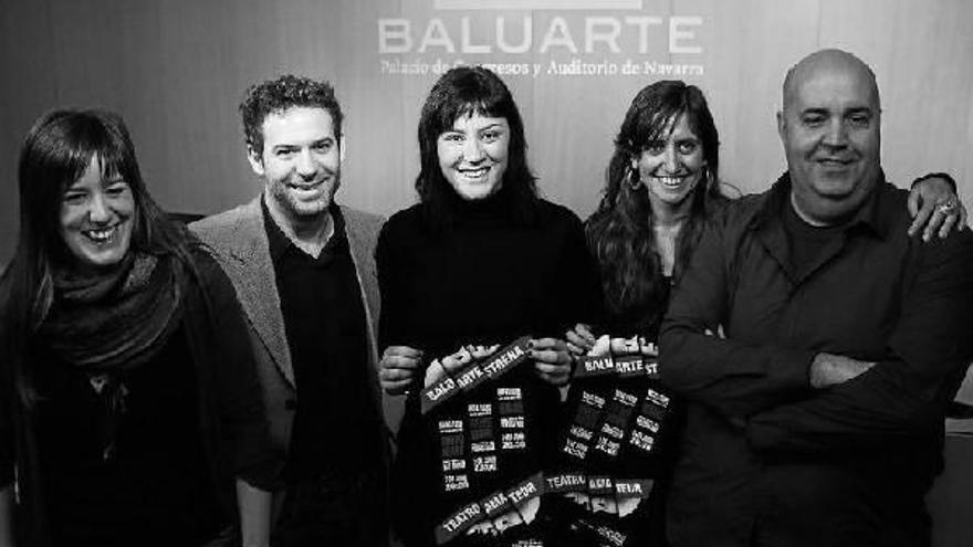 Patricia Gaston, Javier Chocarro, Carol Vázquez, Ventura Ruiz y Óscar Orzaiz, con los carteles del ciclo en Baluarte.