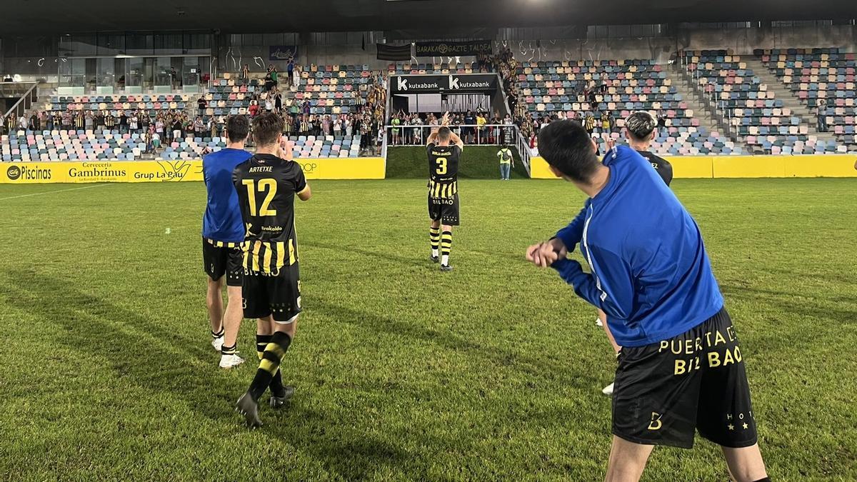 Los jugadores del Barakaldo celebran la victoria