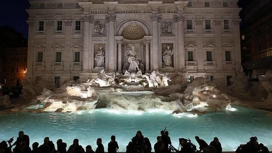 El agua vuelve a brotar en la romana Fontana de Trevi