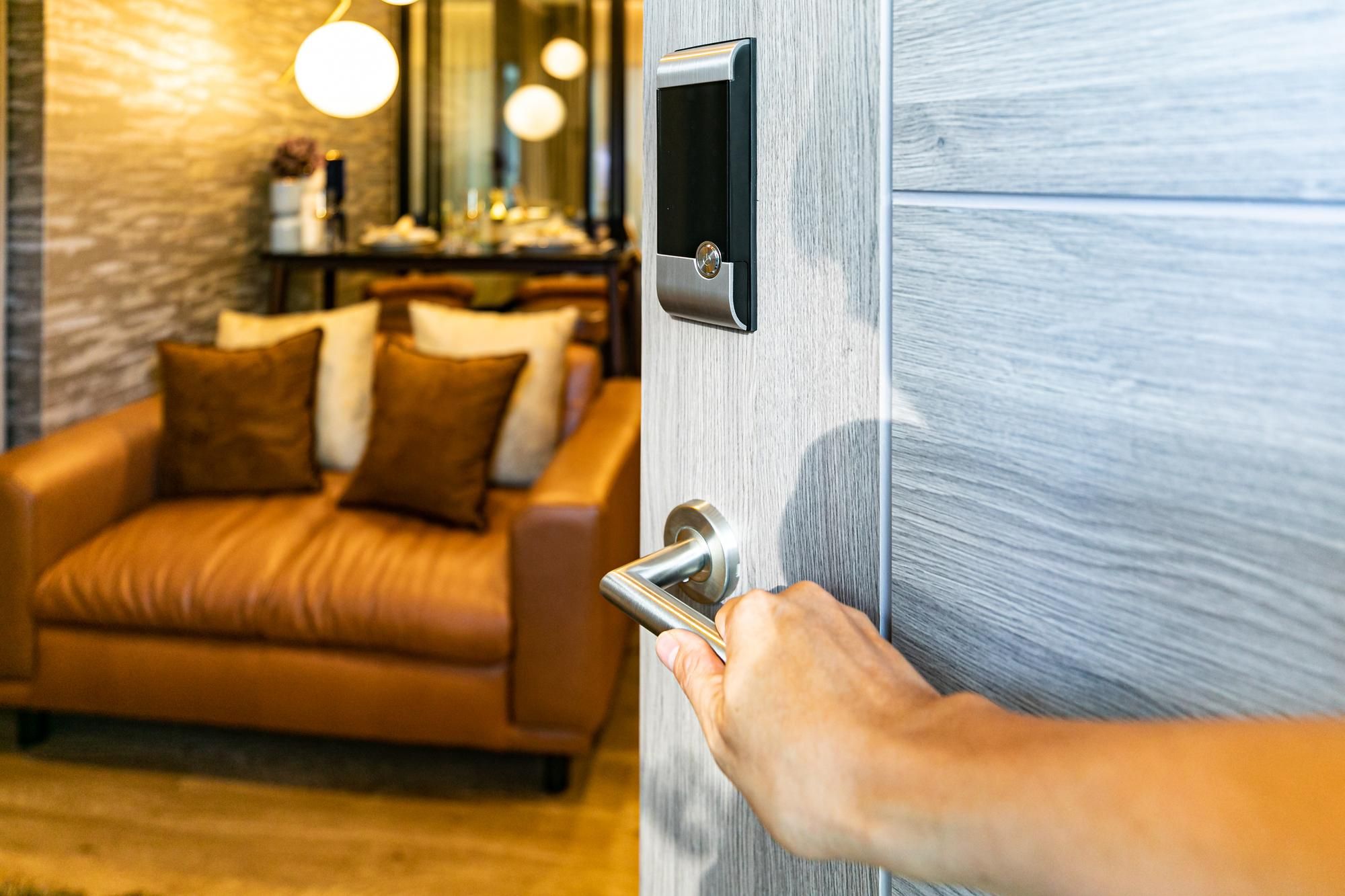 Cerradura inteligente en la puerta de acceso a una vivienda.