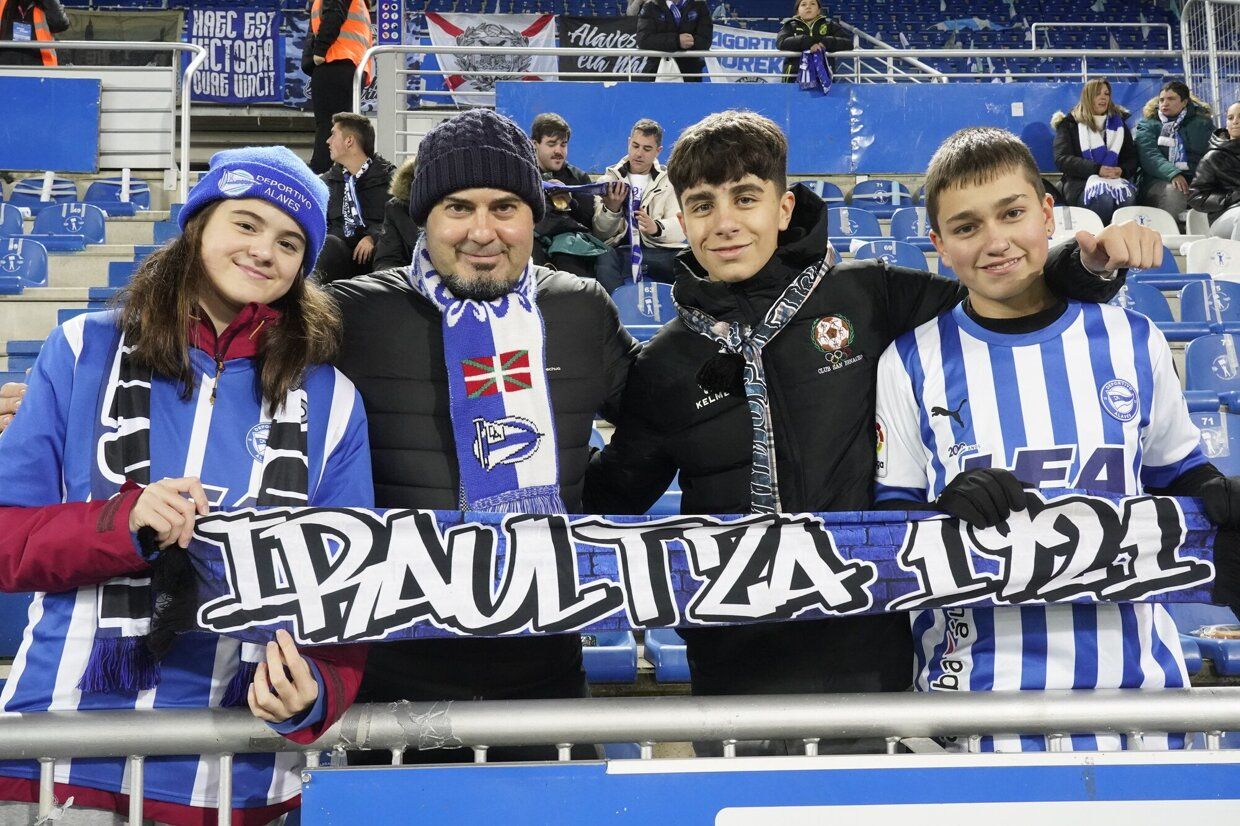 En imágenes: la afición del Alavés calienta motores en Mendizorroza frente al Real Madrid